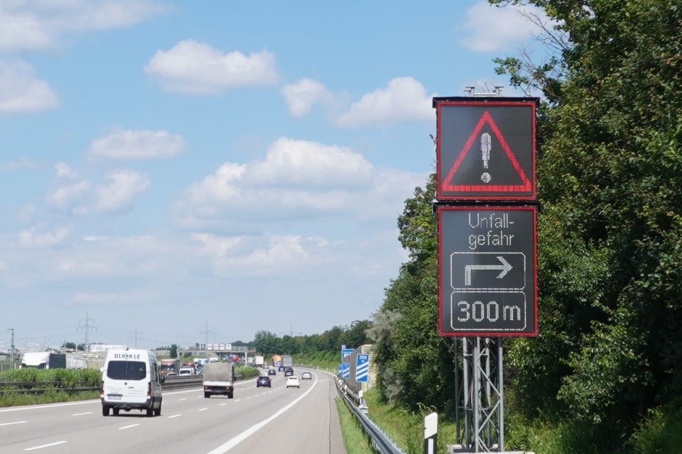 Warnung am Rande: Autofahrer sollen künftig vor Gefahren in der Rastplatz-Einfahrt gewarnt werden.