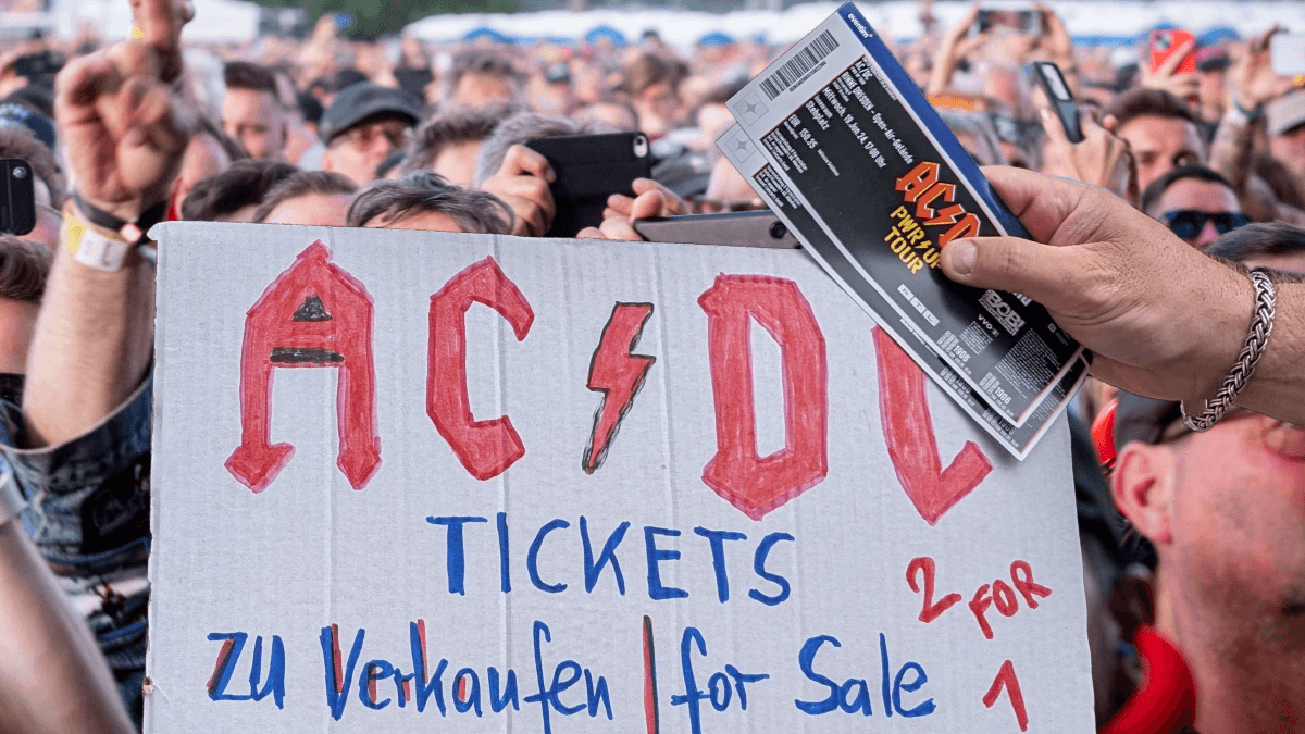 AC/DC Regensburger reist extra nach Dresden, um Tickets zu verkaufen