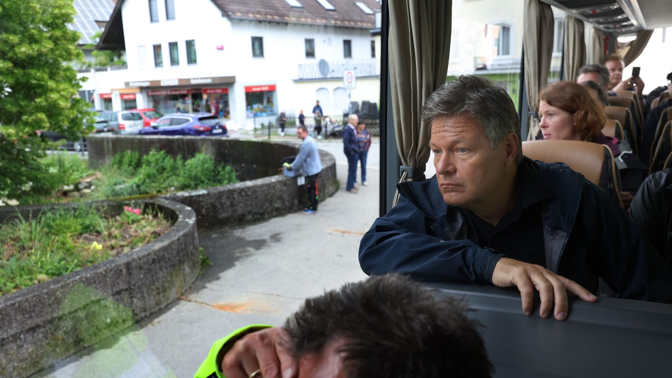 Habeck wird gemeinsam mit anderen Politikern und Journalisten in einem Bus in den Ort gefahren.