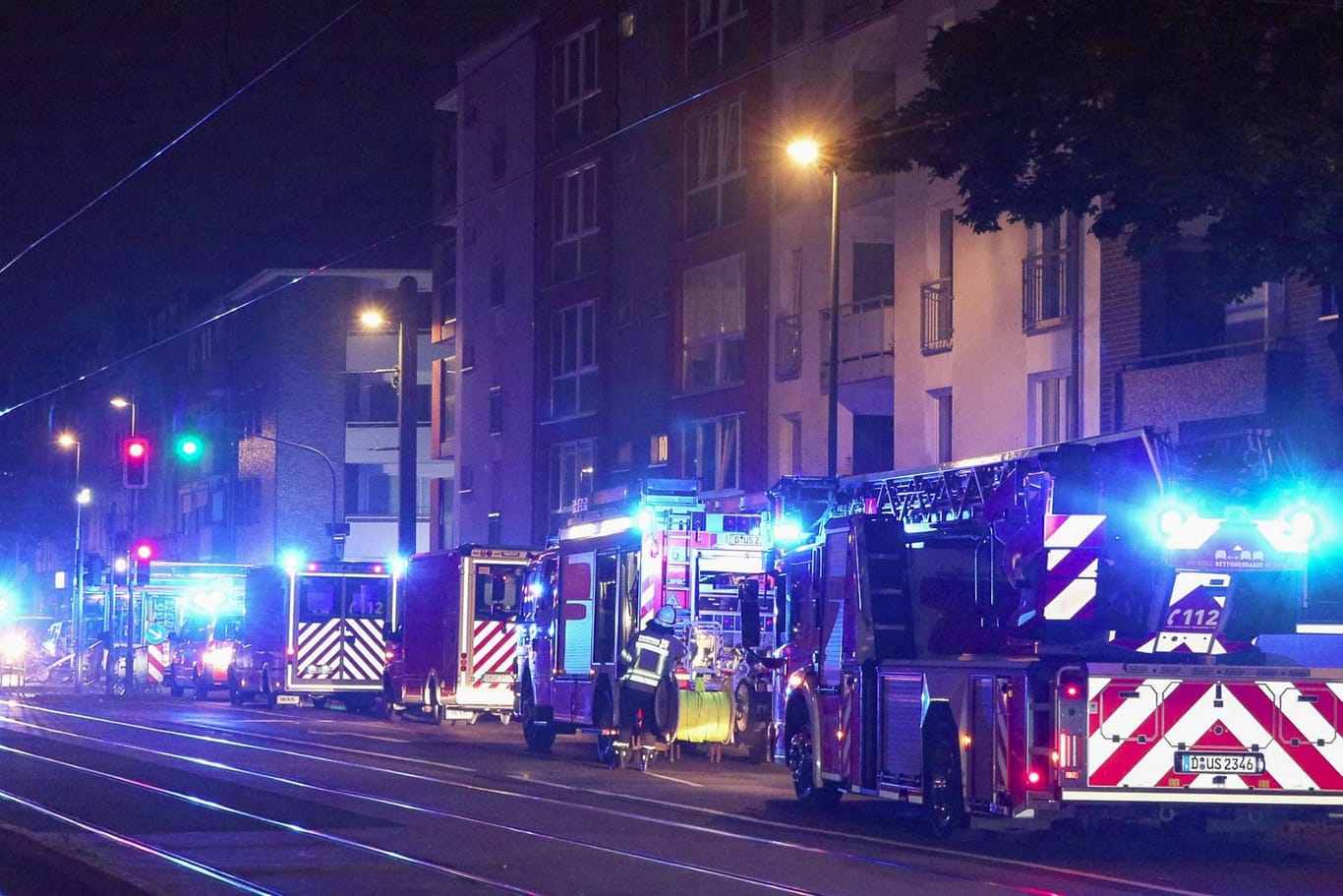 Feuerwehreinsatz in Düsseldorf am Donnerstagabend: Bei dem Brand soll ein hoher Schaden entstanden sein.