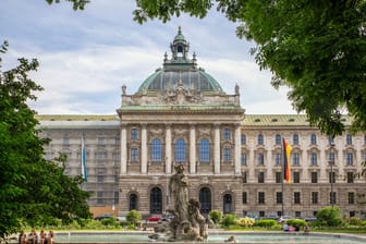 Der Neptunbrunnen vor dem Justizpalast in München (Archivbild): Der schöne Anblick täuscht über die Probleme im Alten Botanischen Garten hinweg.