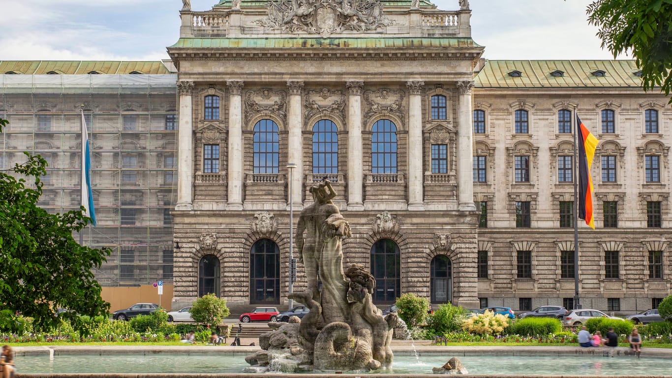 Der Neptunbrunnen vor dem Justizpalast in München (Archivbild): Der schöne Anblick täuscht über die Probleme im Alten Botanischen Garten hinweg.