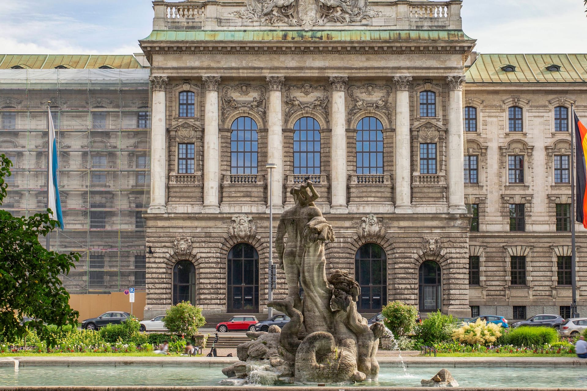 Der Neptunbrunnen vor dem Justizpalast in München (Archivbild): Der schöne Anblick täuscht über die Probleme im Alten Botanischen Garten hinweg.