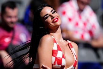 Ivana Knöll, alias "Miss Croatia", beim ersten Spiel der Kroaten (Archivfoto): Sie will alle Spiele ihrer Mannschaft in Deutschland miterleben.