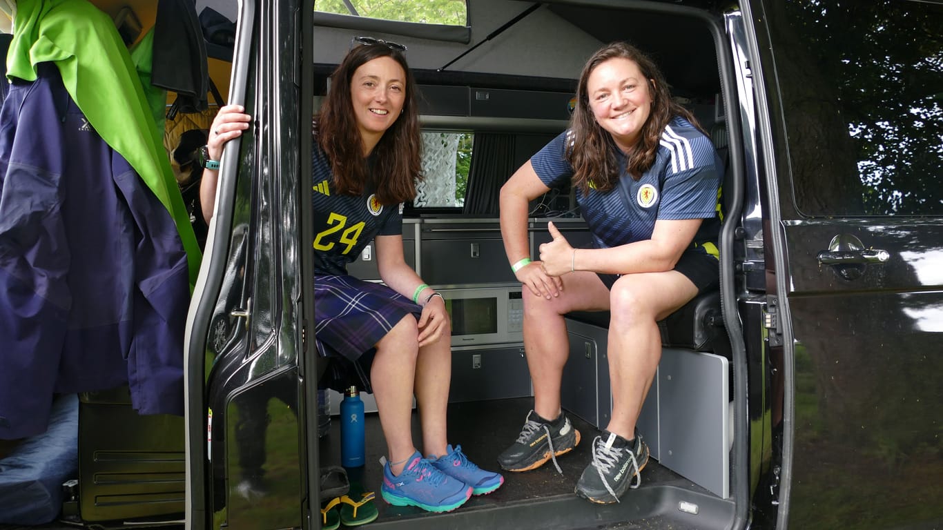 Toni und Gill Groundwater aus Glasgow: Sie fahren mit ihrem Campingbus zu allen drei Spielen der Schotten.