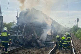 Die Unglücksstelle bei Nové Zámky: Bei einem Zugunglück in der Slowakei starben am Donnerstag fünf Menschen.