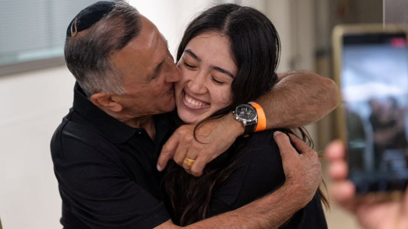 Noa Argamani wird kurz nach ihrer Befreiung aus der Hamas-Haft von ihrem Vater Yakov Argamani in die Arme genommen.