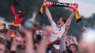 Deutschland-Fans jubeln nach dem Treffer zum 3:0 vor der Leinwand des EM-Fanfestes auf dem Heiligengeistfeld: Die EM findet vom 14. Juni bis 14. Juli statt.