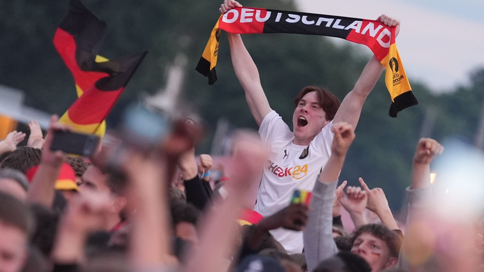 Deutschland-Fans jubeln nach dem Treffer zum 3:0 vor der Leinwand des EM-Fanfestes auf dem Heiligengeistfeld: Die EM findet vom 14. Juni bis 14. Juli statt. Deutschland-Fans jubeln nach dem Treffer zum 3:0 vor der Leinwand des EM-Fanfestes auf dem Heiligengeistfeld: Die EM findet vom 14. Juni bis 14. Juli statt.