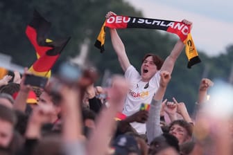 Deutschland-Fans jubeln nach dem Treffer zum 3:0 vor der Leinwand des EM-Fanfestes auf dem Heiligengeistfeld: Die EM findet vom 14. Juni bis 14. Juli statt.