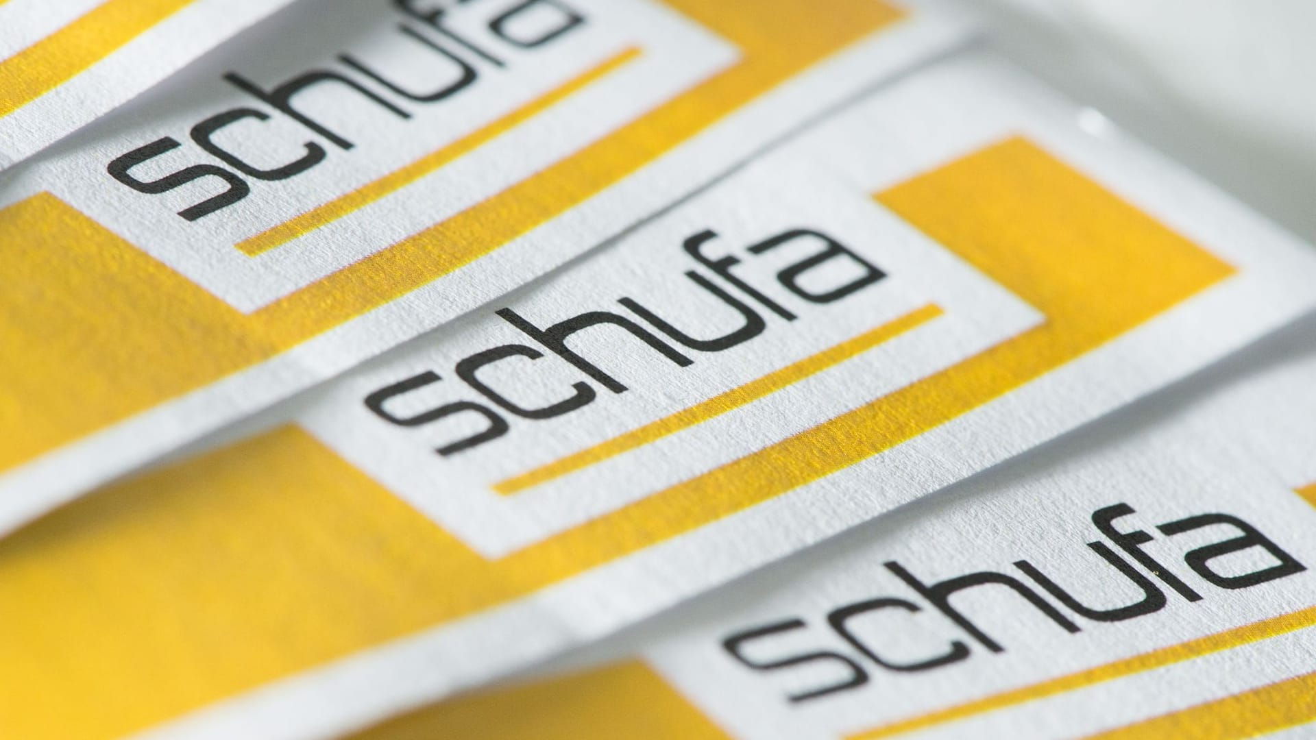 Das Schufa-Logo auf Papierbogen Das Schufa-Logo auf Papierbogen