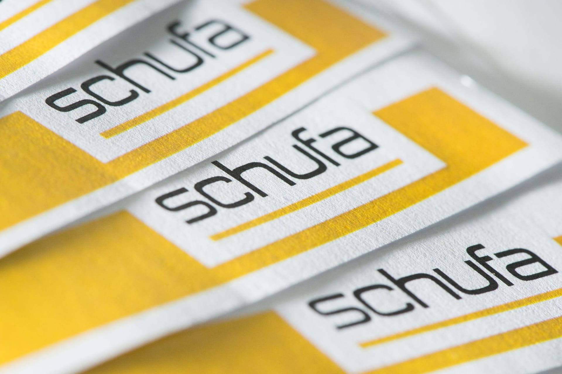 Das Schufa-Logo auf Papierbogen Das Schufa-Logo auf Papierbogen