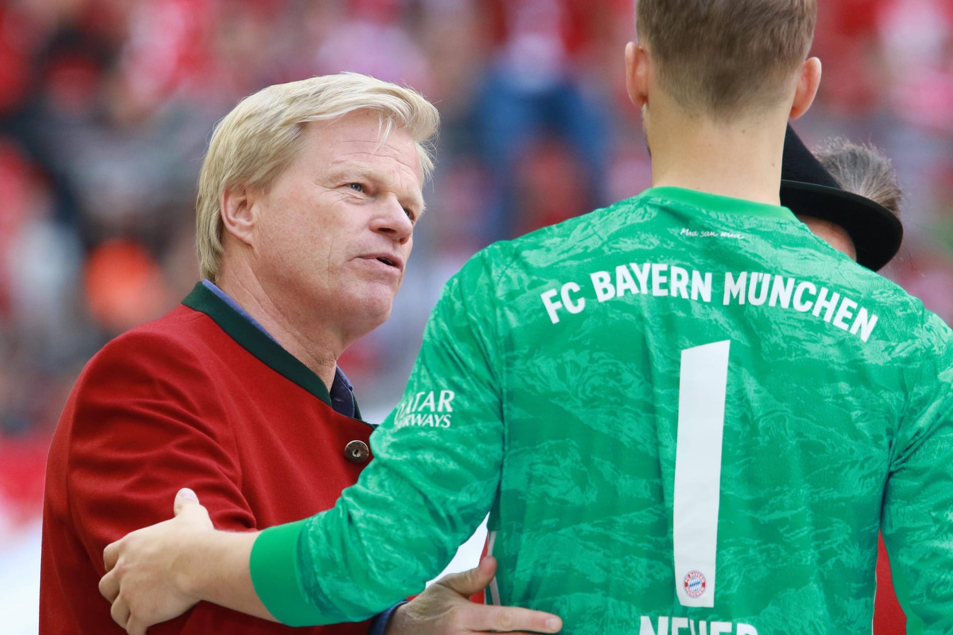 Oliver Kahn (l.) und Manuel Neuer: Die beiden kennen sich aus gemeinsamer Zeit beim FC Bayern.