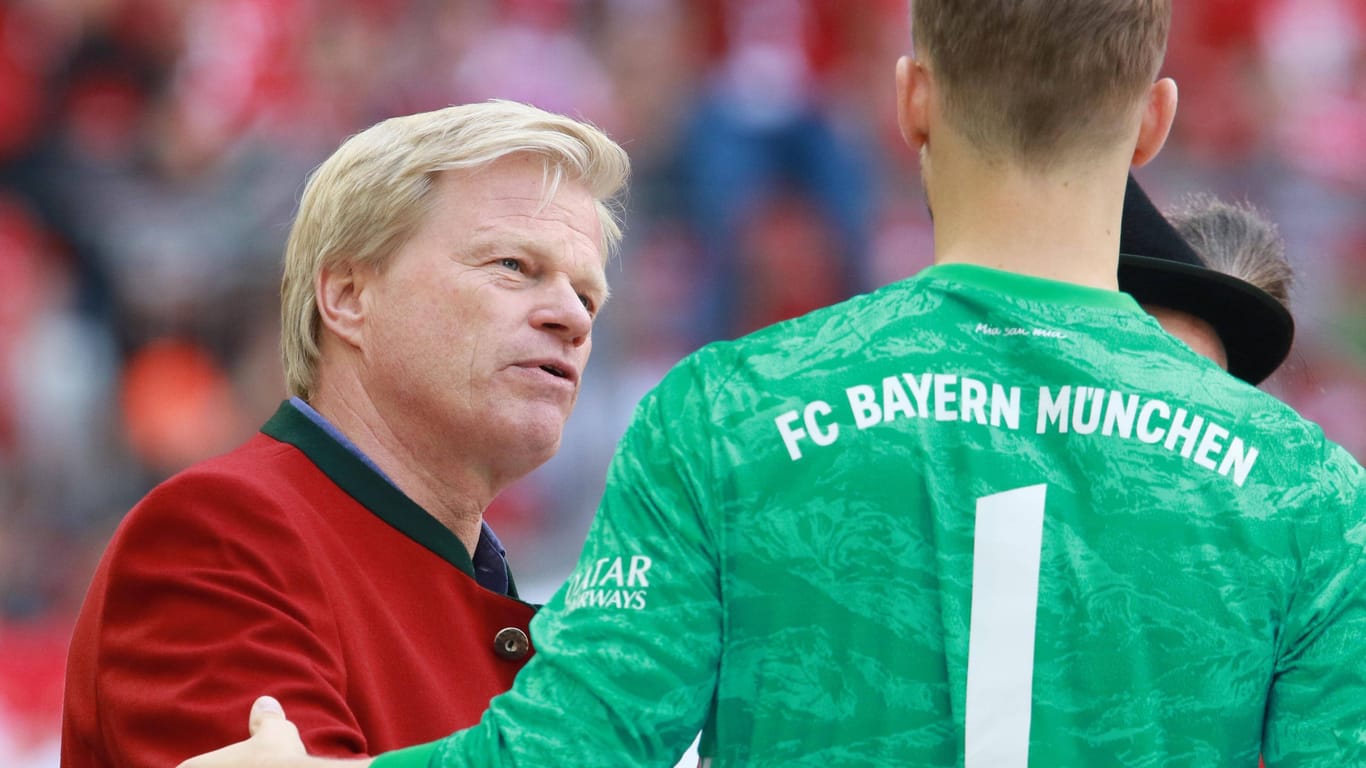 Oliver Kahn (l.) und Manuel Neuer: Die beiden kennen sich aus gemeinsamer Zeit beim FC Bayern.
