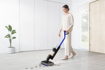 Dyson präsentiert sein neuestes Meisterstück: Der Wischsauger WashG1 reinigt leistungsstark Hartböden und entfernt dabei nassen sowie trockenen Schmutz.