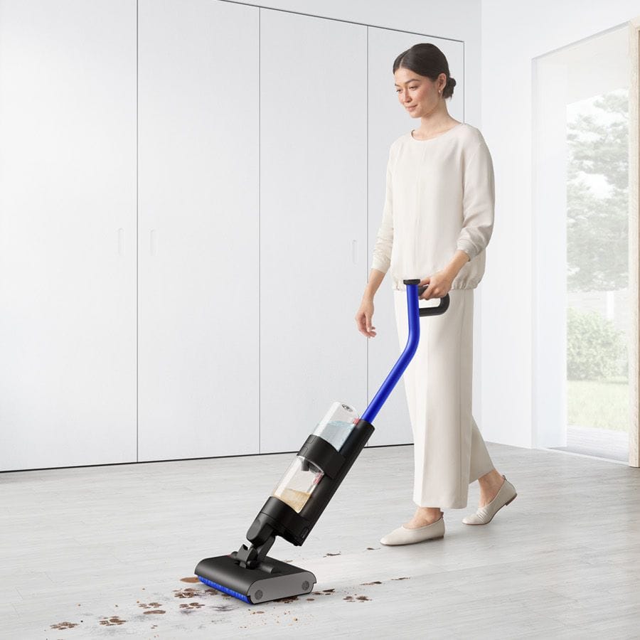 Dyson präsentiert sein neuestes Meisterstück: Der Wischsauger WashG1 reinigt leistungsstark Hartböden und entfernt dabei nassen sowie trockenen Schmutz.