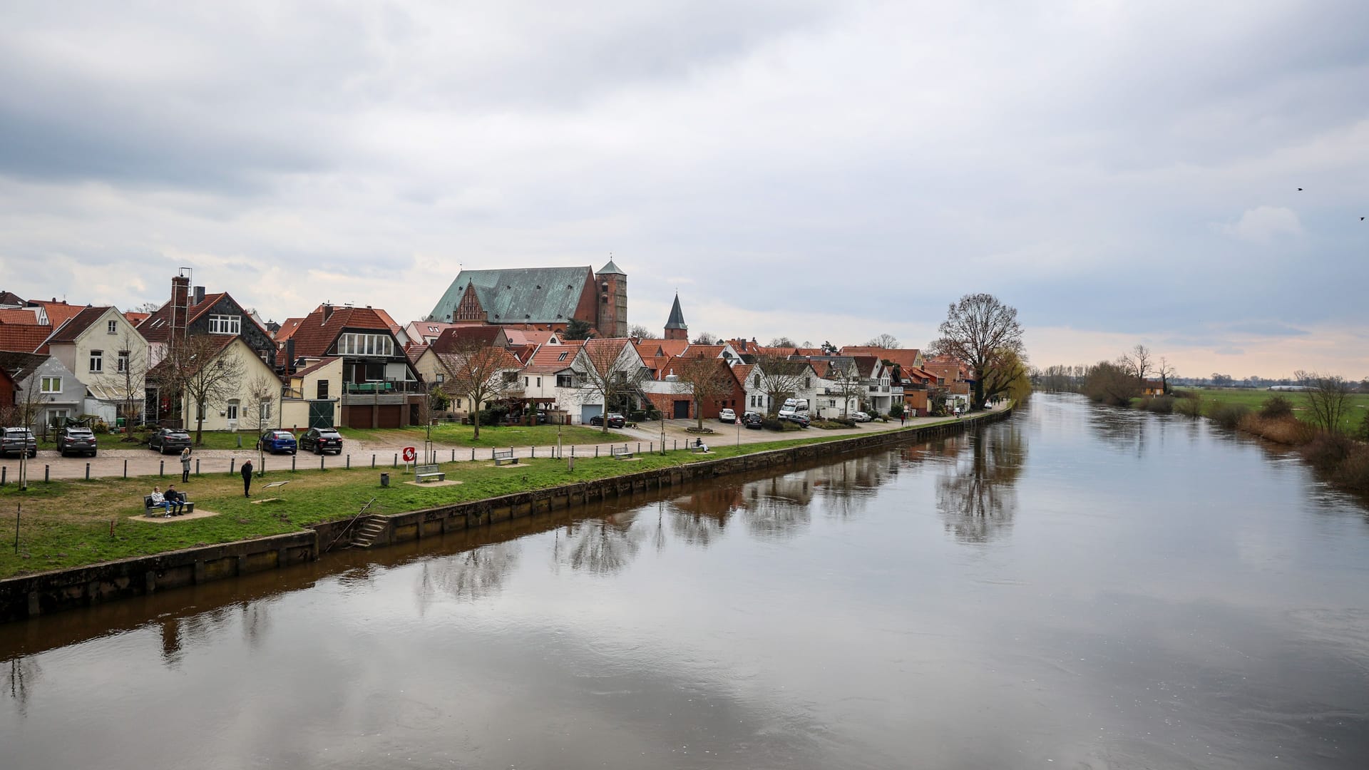 Blick über die Aller auf die Altstadt von Verden (Symbolbild): Die Frau trieb leblos in dem Fluss.