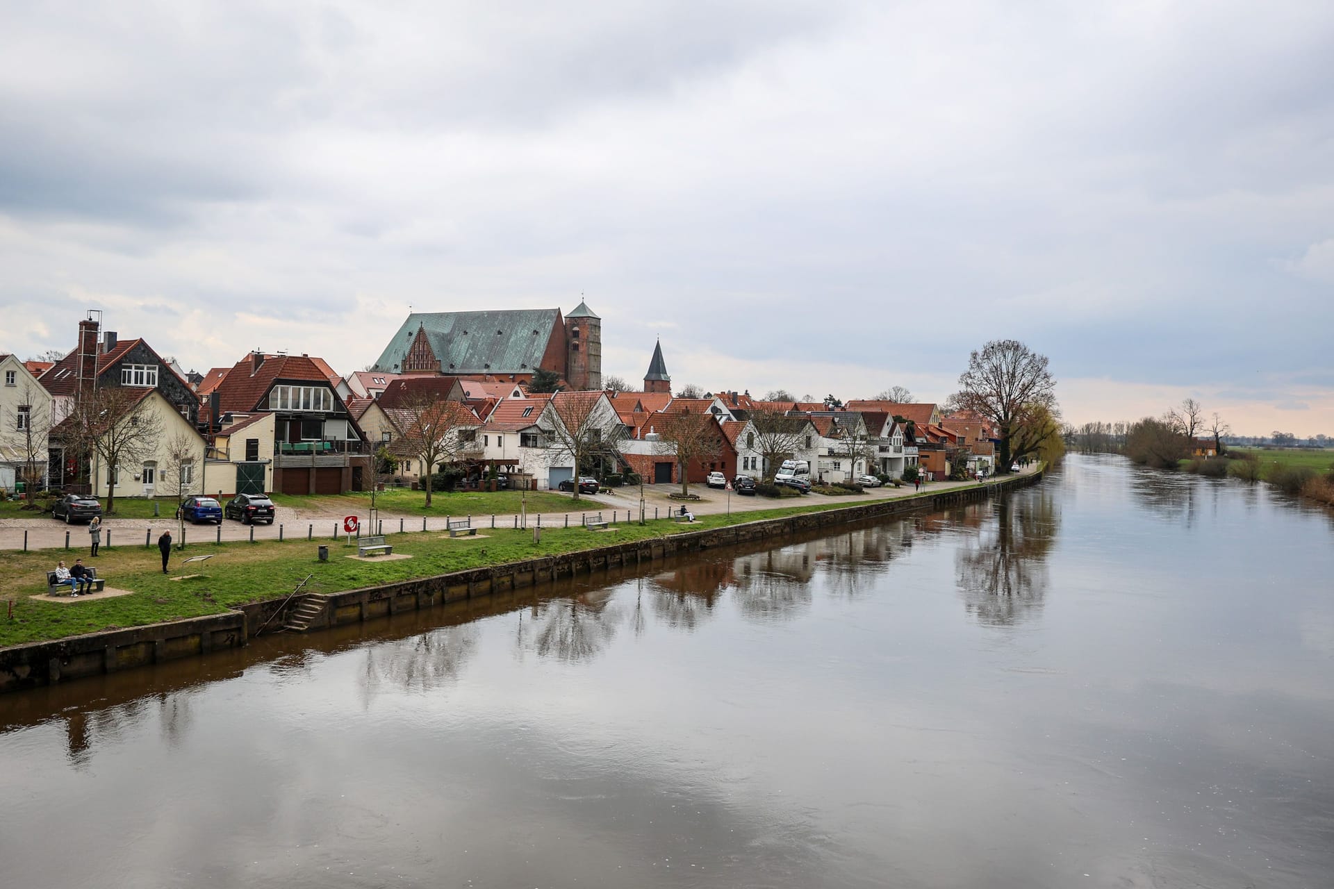 Blick über die Aller auf die Altstadt von Verden (Symbolbild): Die Frau trieb leblos in dem Fluss.