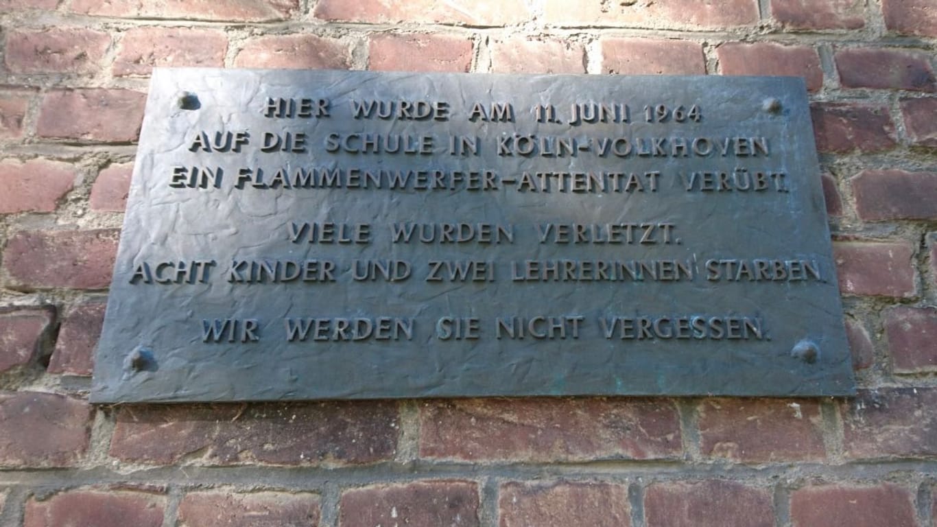 Die Gedenktafel am alten Schulgebäude: Das Geschehene ist in Volkhoven noch immer präsent.