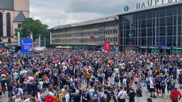 Schottische Fans am Hauptbahnhof: Tausende Menschen reisten nach Köln.