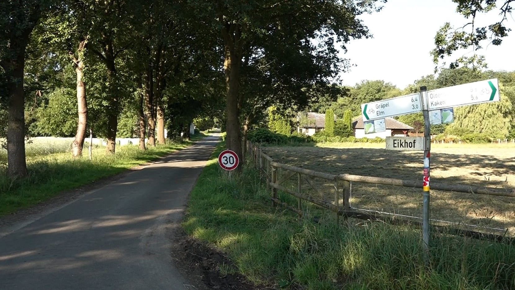 Die Straße Eikhof in Behrste: Bei Mäharbeiten auf einer Wiese wurde hier die Kinderleiche gefunden.