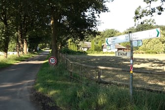 Die Straße Eikhof in Behrste: Bei Mäharbeiten auf einer Wiese wurde hier die Kinderleiche gefunden.