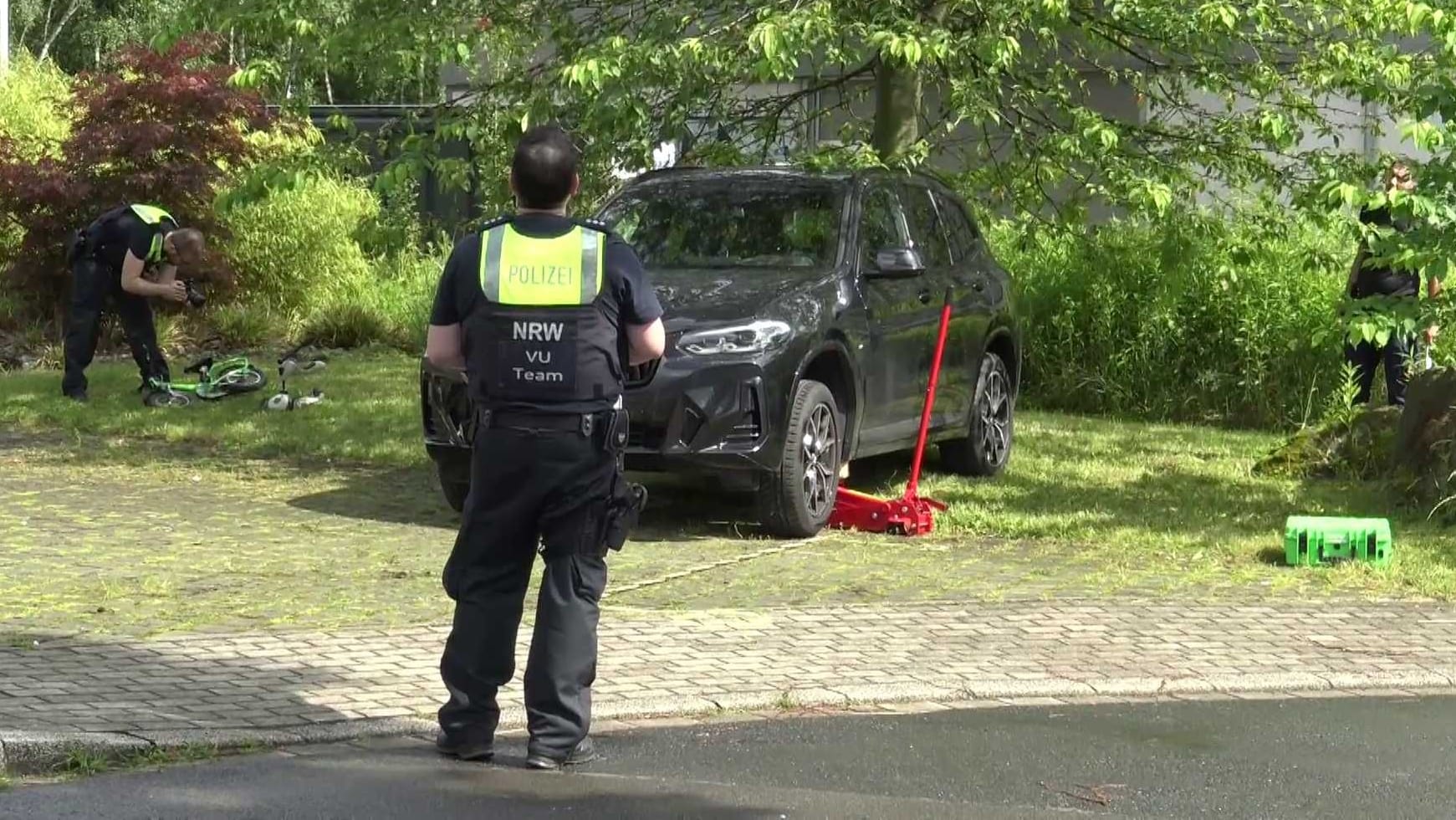 Ein Polizist vor dem Unfallwagen: Lebensgefahr bestehe derzeit nicht.