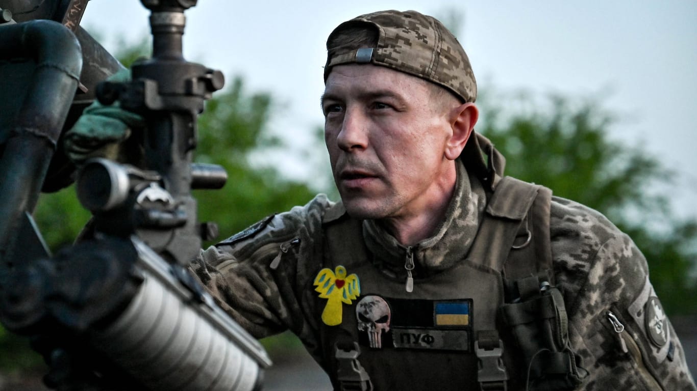 Ein ukrainischer Soldat vor einem Zielfernrohr: Die Ukraine kämpft aktuell mit Personalproblemen.
