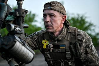 Ein ukrainischer Soldat vor einem Zielfernrohr: Die Ukraine kämpft aktuell mit Personalproblemen.