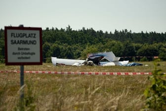 Auf dem Sportflugplatz ist ein Flugzeug verunglückt.