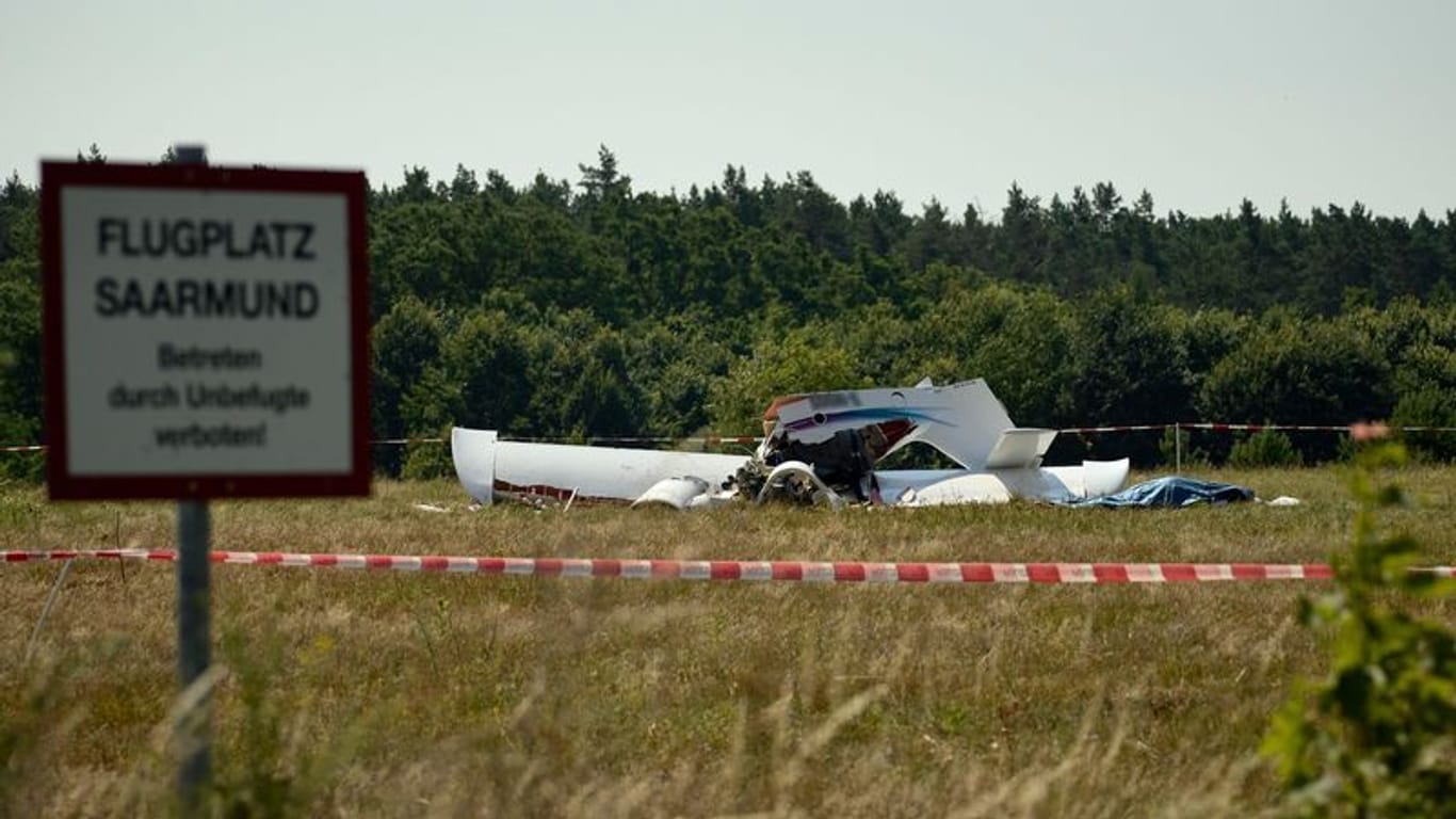 Auf dem Sportflugplatz ist ein Flugzeug verunglückt.