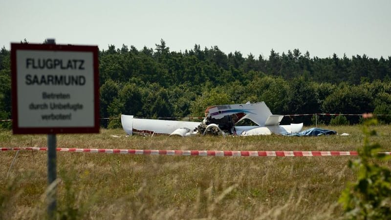 Auf dem Sportflugplatz ist ein Flugzeug verunglückt.