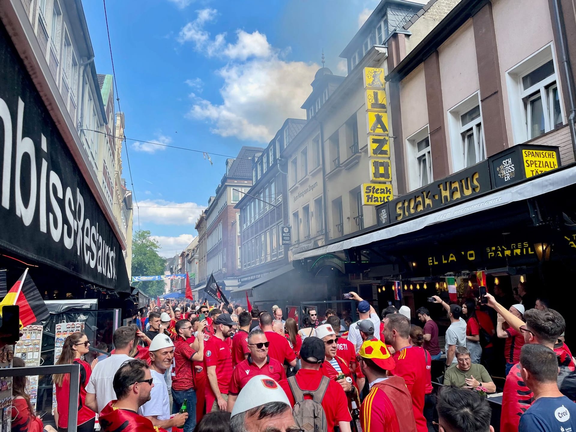 Albanische Fans zündeten in der Bolkerstraße Pyrotechnik. Die Polizei musste einschreiten.