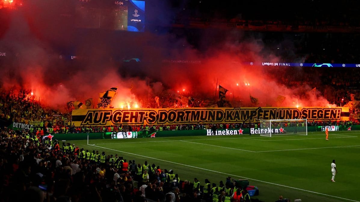 Dortmund-Fans zünden zu Beginn der zweiten Halbzeit des Finals der Champions League gegen Real Madrid reichlich Pyrotechnik