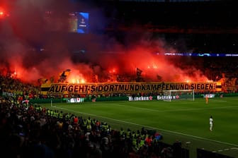 Dortmund-Fans zünden zu Beginn der zweiten Halbzeit des Finals der Champions League gegen Real Madrid reichlich Pyrotechnik