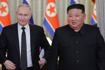 Nach dem Missverständnis: Putin und Kim verlassen den Meeting-Raum.