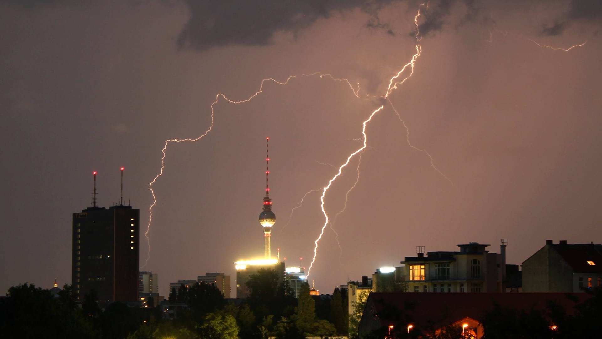 Gewitter über Berlin: Der Wetterdienst erwartet gegen Ende der Woche Sturmböen.