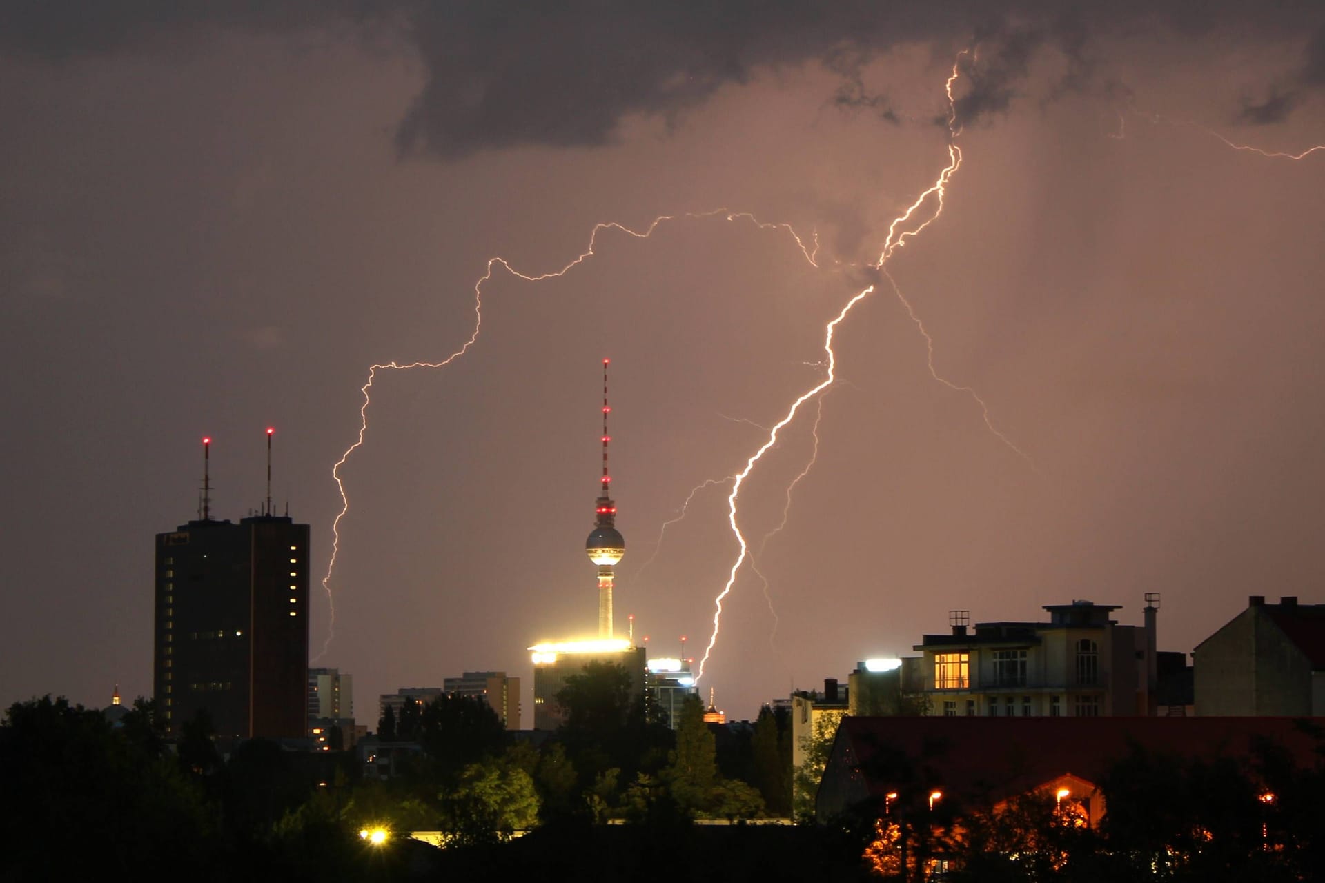 Gewitter über Berlin: Der Wetterdienst erwartet gegen Ende der Woche Sturmböen.