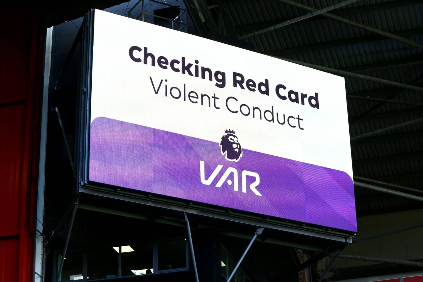 VAR-Check in der Premier League wegen einer möglichen Roten Karte: Das technische Hilfsmittel ist auch auf der Insel umstritten.