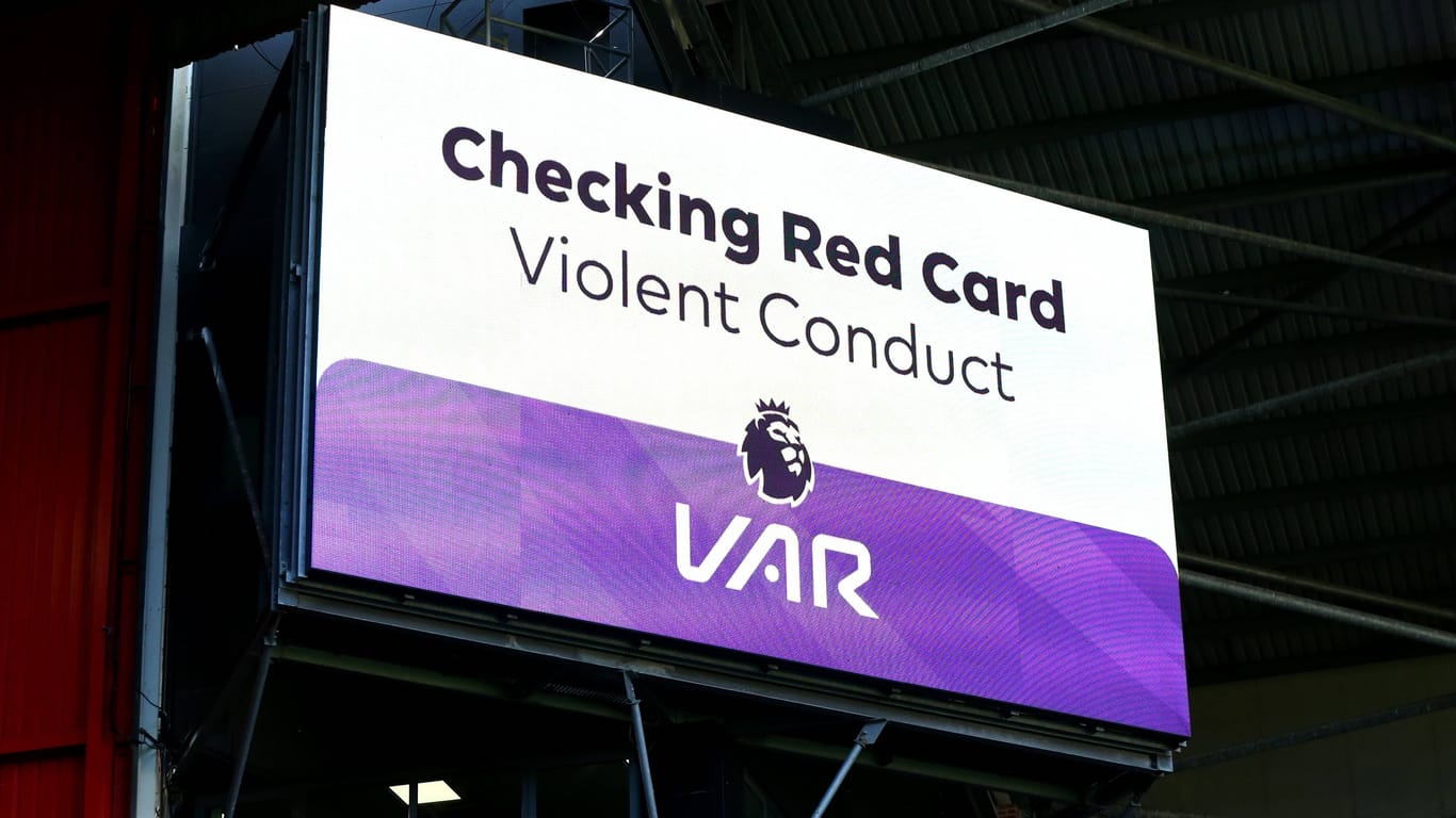 VAR-Check in der Premier League wegen einer möglichen Roten Karte: Das technische Hilfsmittel ist auch auf der Insel umstritten.