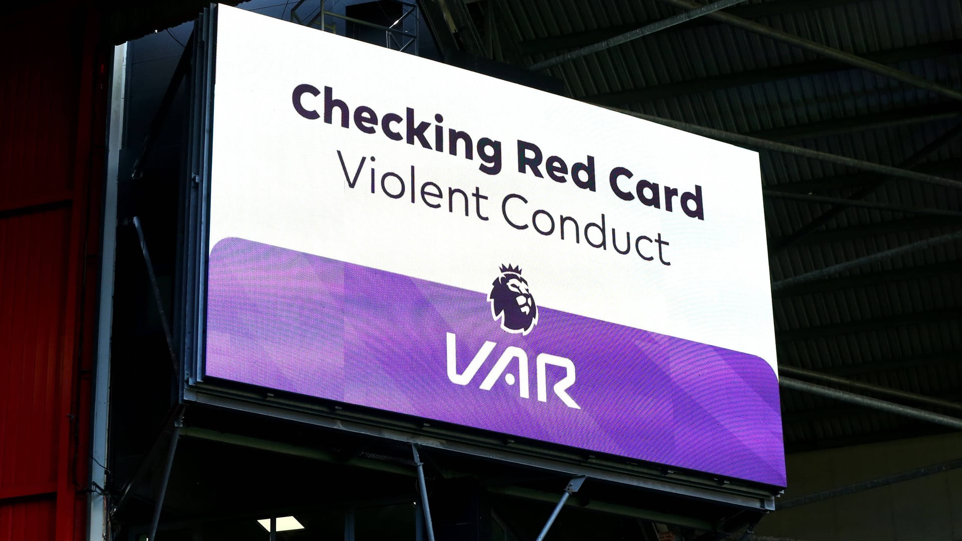 VAR-Check in der Premier League wegen einer möglichen Roten Karte: Das technische Hilfsmittel ist auch auf der Insel umstritten.