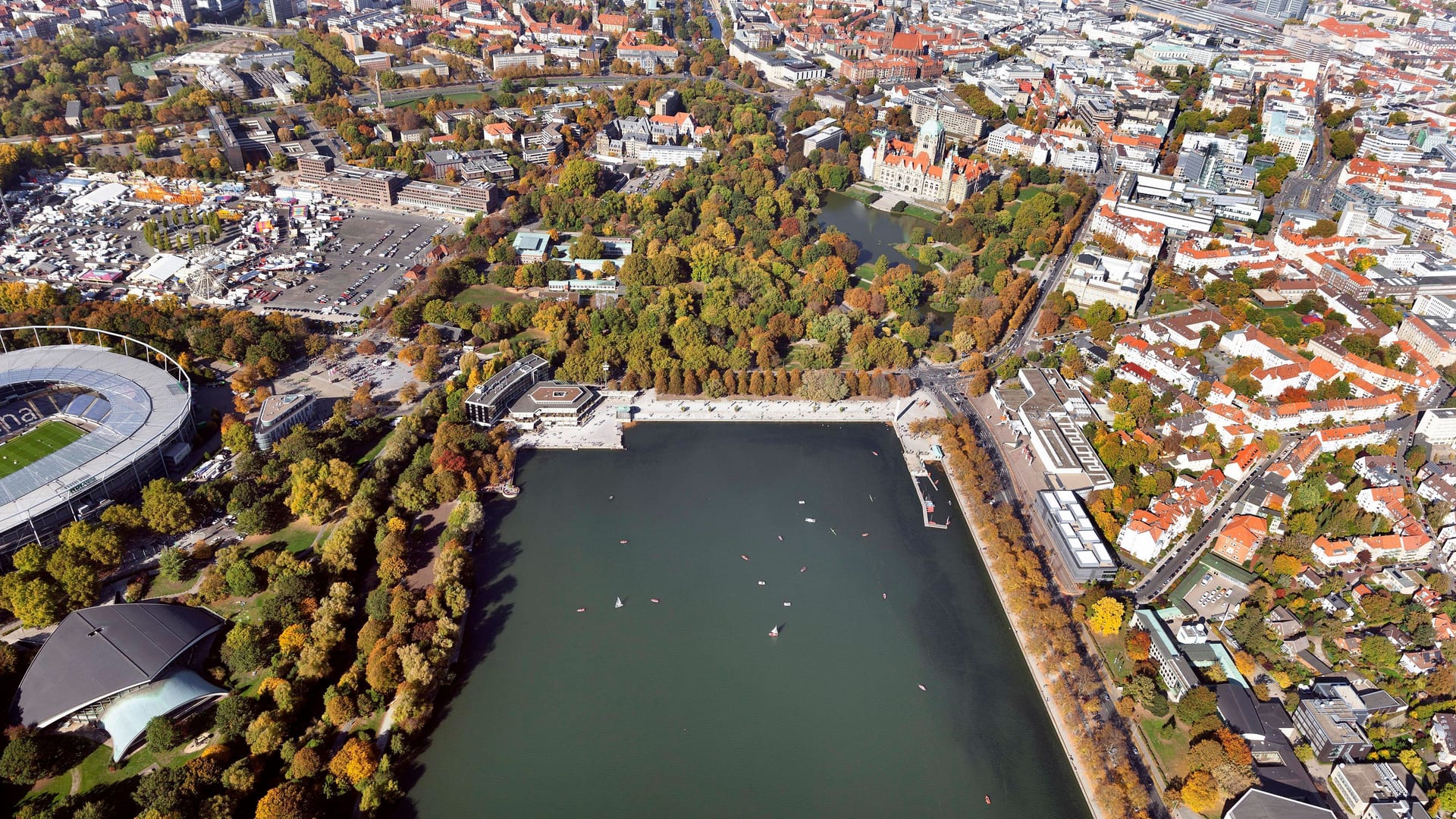 Blick auf den Maschsee in Hannover: Die Landeshauptstadt hat weniger Einwohner als gedacht.