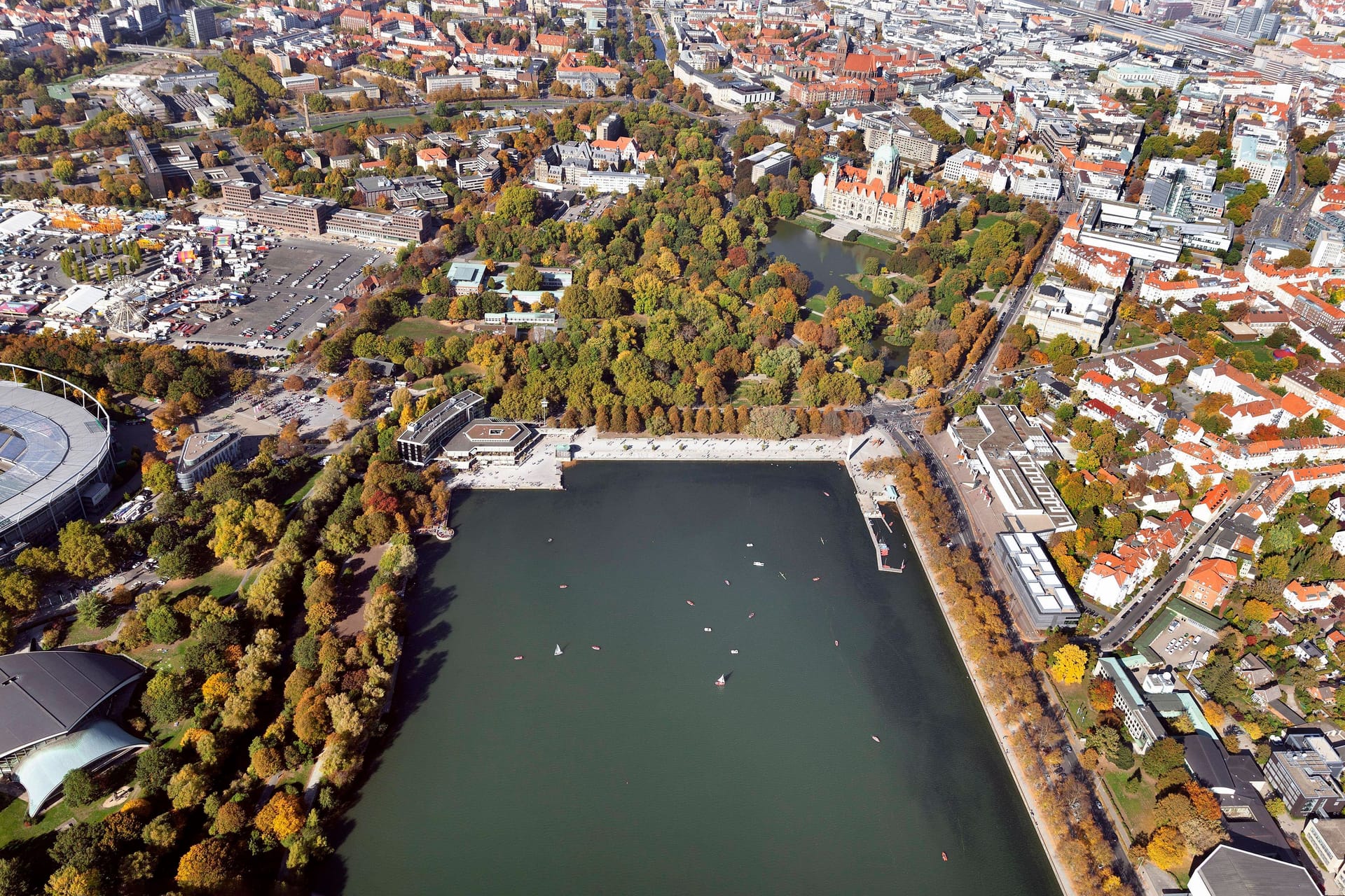 Blick auf den Maschsee in Hannover: Die Landeshauptstadt hat weniger Einwohner als gedacht.