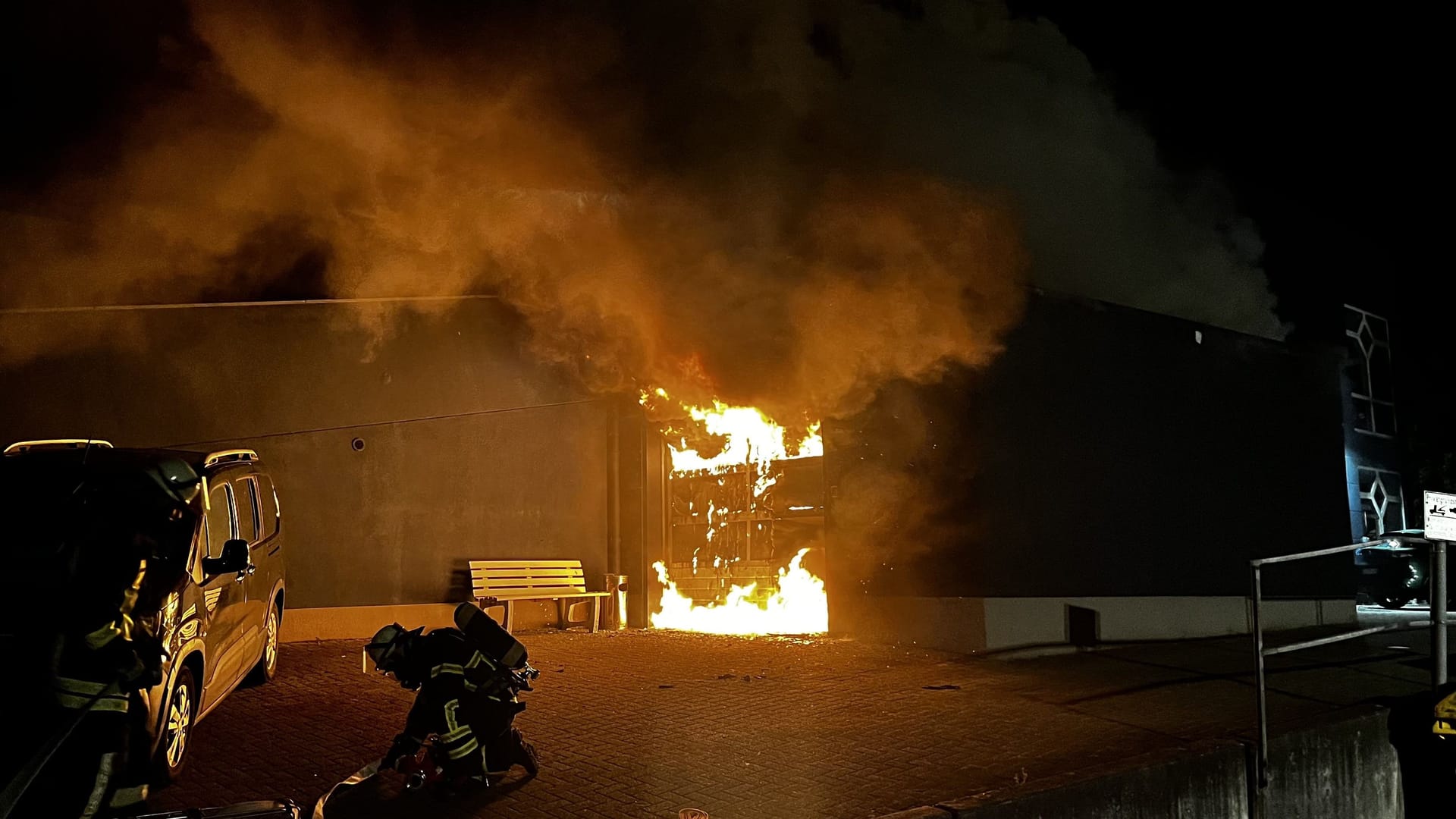 Flammen lodern aus einer Werkstatt: Ein Pkw hat am Mittwoch Feuer gefangen.