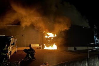 Flammen lodern aus einer Werkstatt: Ein Pkw hat am Mittwoch Feuer gefangen.