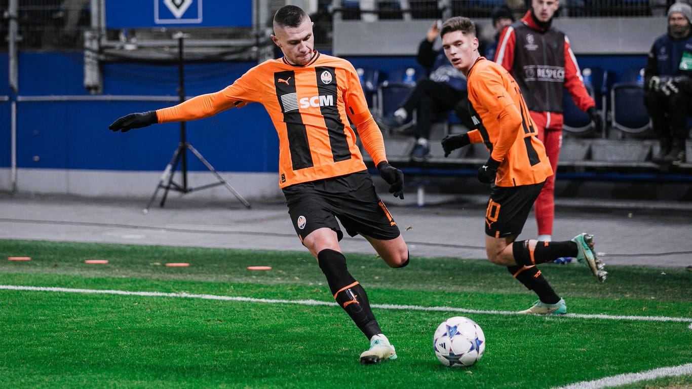 Oleksandr Zubkov setzt zu einer Flanke an: Vier Spiele hat Shakhtar Donetsk in Hamburg ausgetragen.