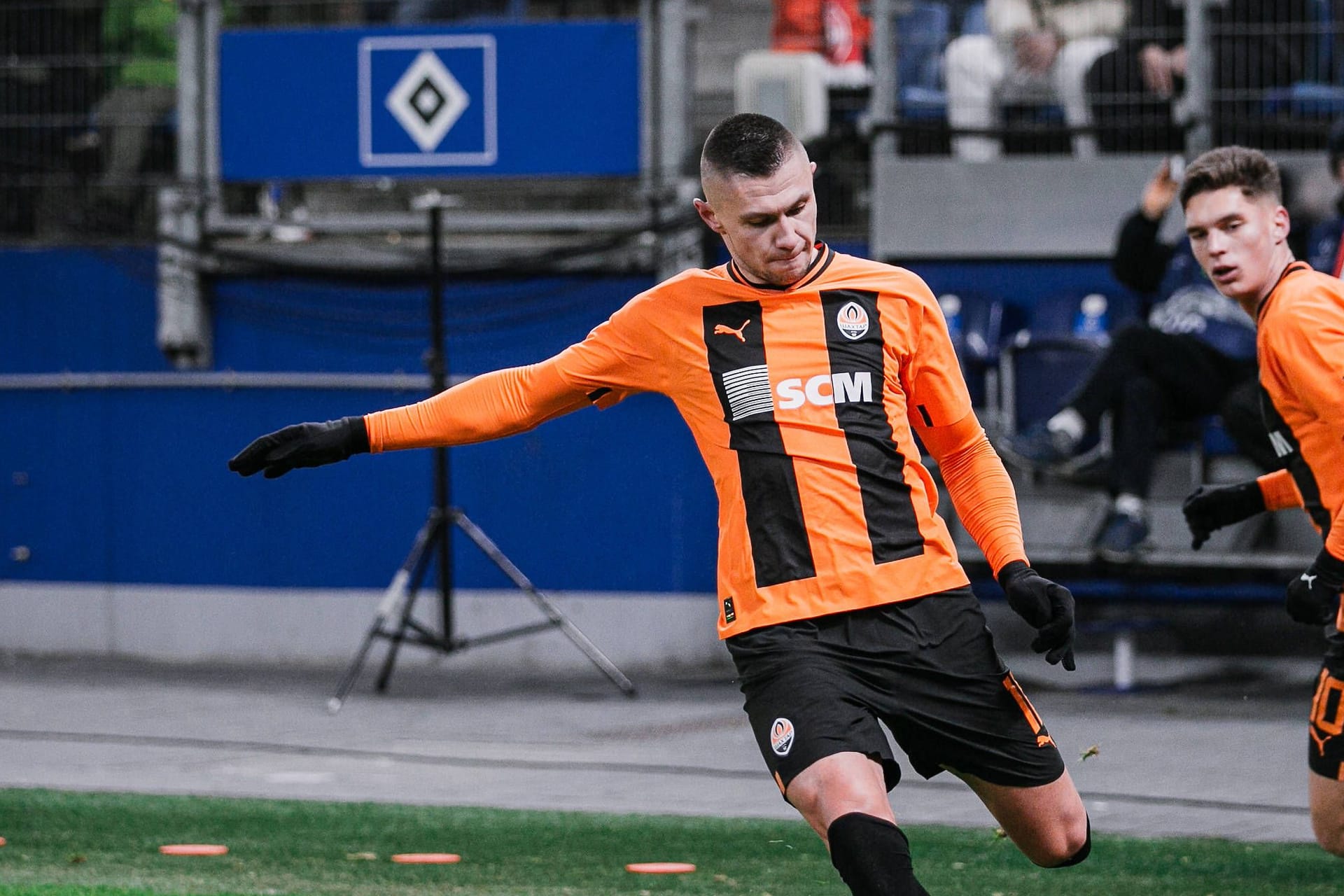 Oleksandr Zubkov setzt zu einer Flanke an: Vier Spiele hat Shakhtar Donetsk in Hamburg ausgetragen.