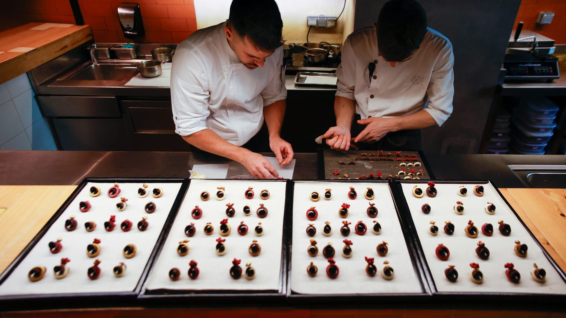 Patissieres im "Disfrutar" bei der Zubereitung der "Verlobungsringe".