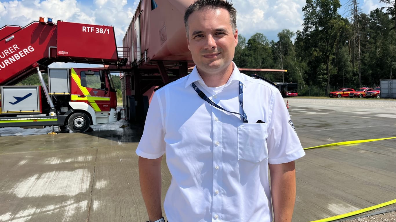 Feuerwehrchef Matthias Reumann: Seine Mitarbeiter sind im Schichtbetrieb rund um die Uhr am Flughafen im Einsatz.