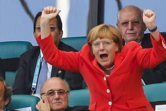 Angela Merkel jubelt (Archivbild): Die Ex-Kanzlerin war bei Spielen der DFB-Elf regelmäßig zu Gast.